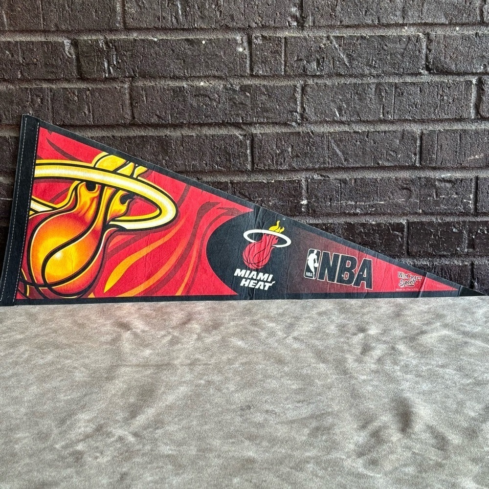 Pennant vtg sports flag NBA
Basketball Miami Heat